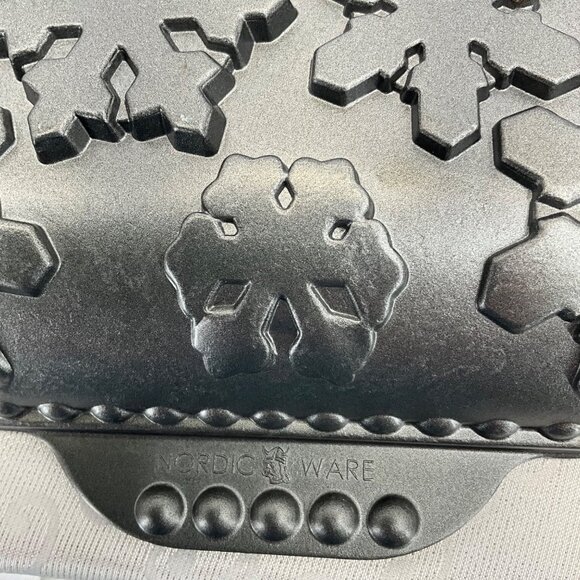Nordic Ware Nonstick Cast Aluminum Snowflake Baking Pan 13"x8.5" - Picture 3 of 6